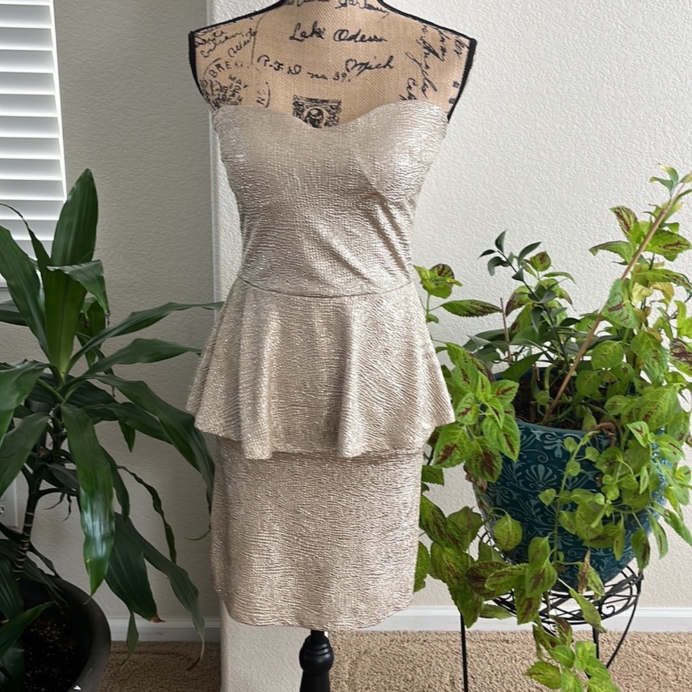 Velvet Room Dress
 color Gold
Excellent condition 
Strapless 
Size M.
#626